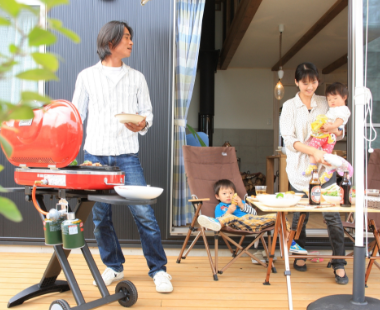 ウッドデッキ　家族　BBQ