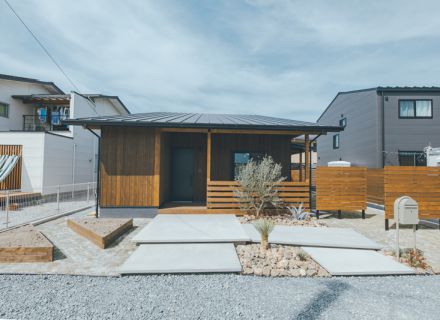 優しい色彩をアクセントにした、カフェスタイルの家。平屋＋α 　LOAFER 写真